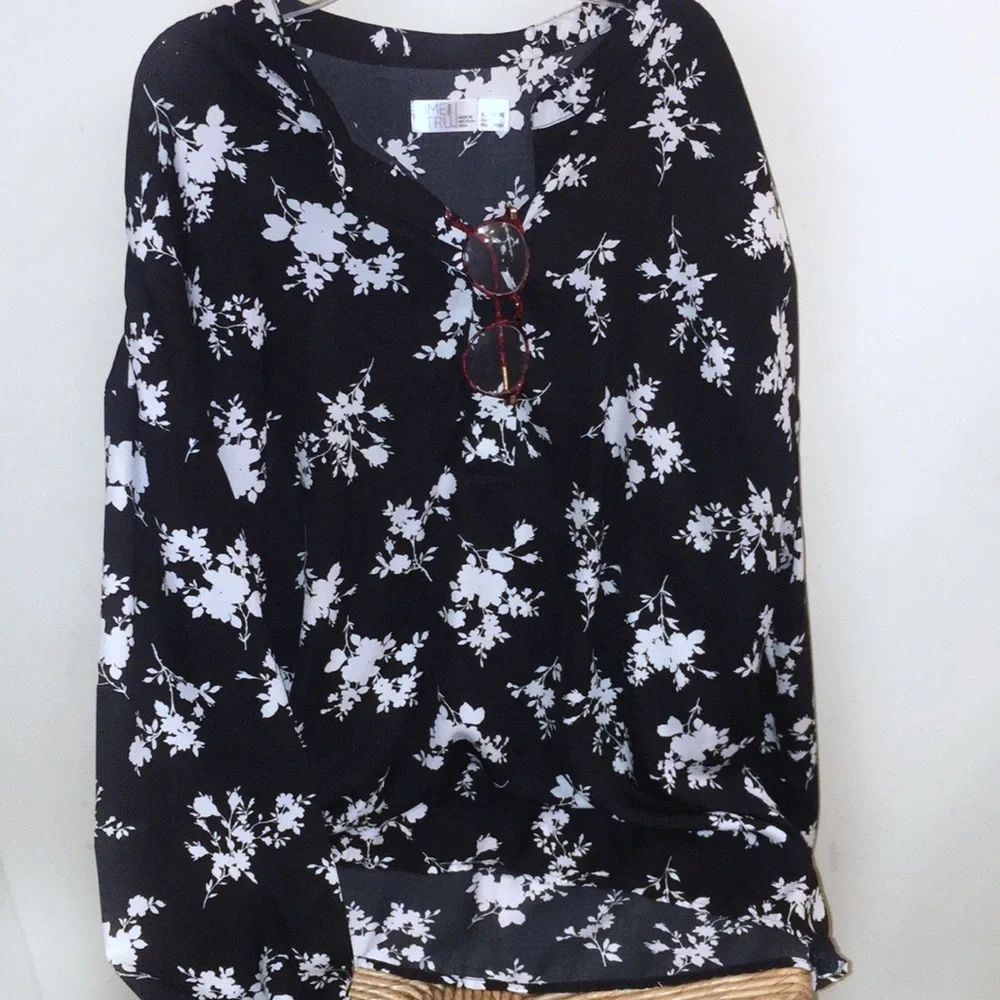 Tunic style flower blouse - Picture 9 of 9